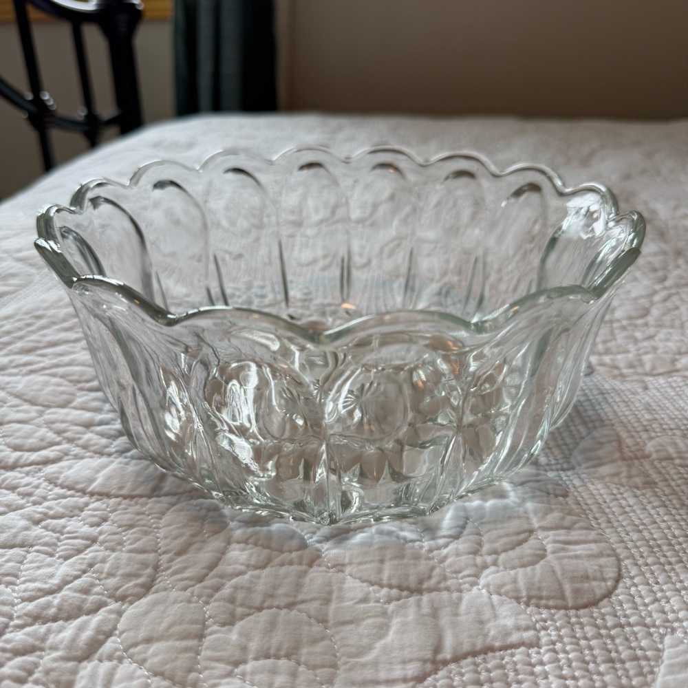 Elegant Clear Glass Serving Bowl - Picture 2 of 3